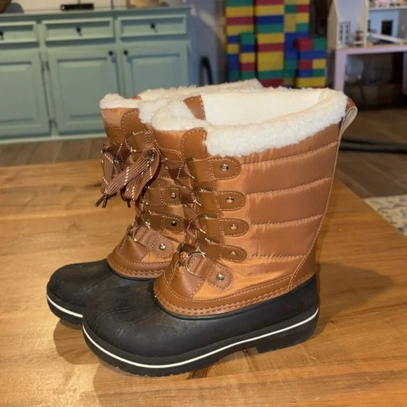 Euc dsg size 2 girls winter boots worn twice - Picture 2 of 6